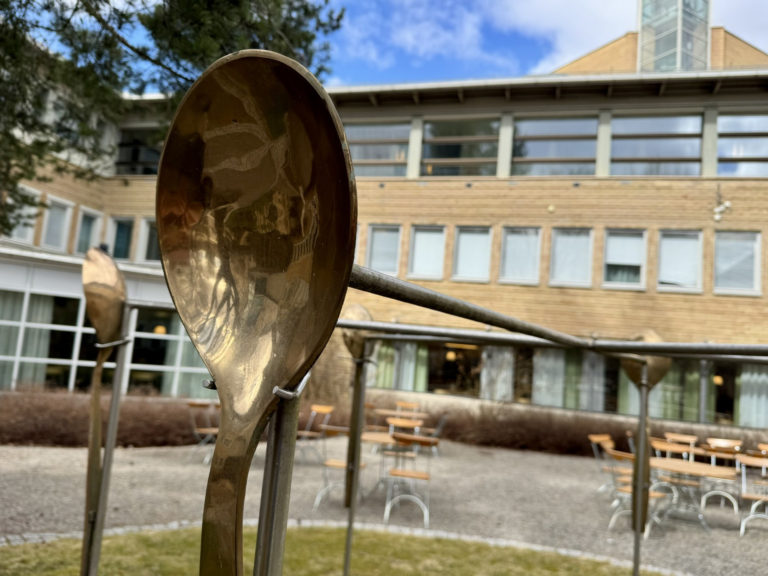 Konstverk med skedar vid Förvaltningshuset, Umeå universitet.