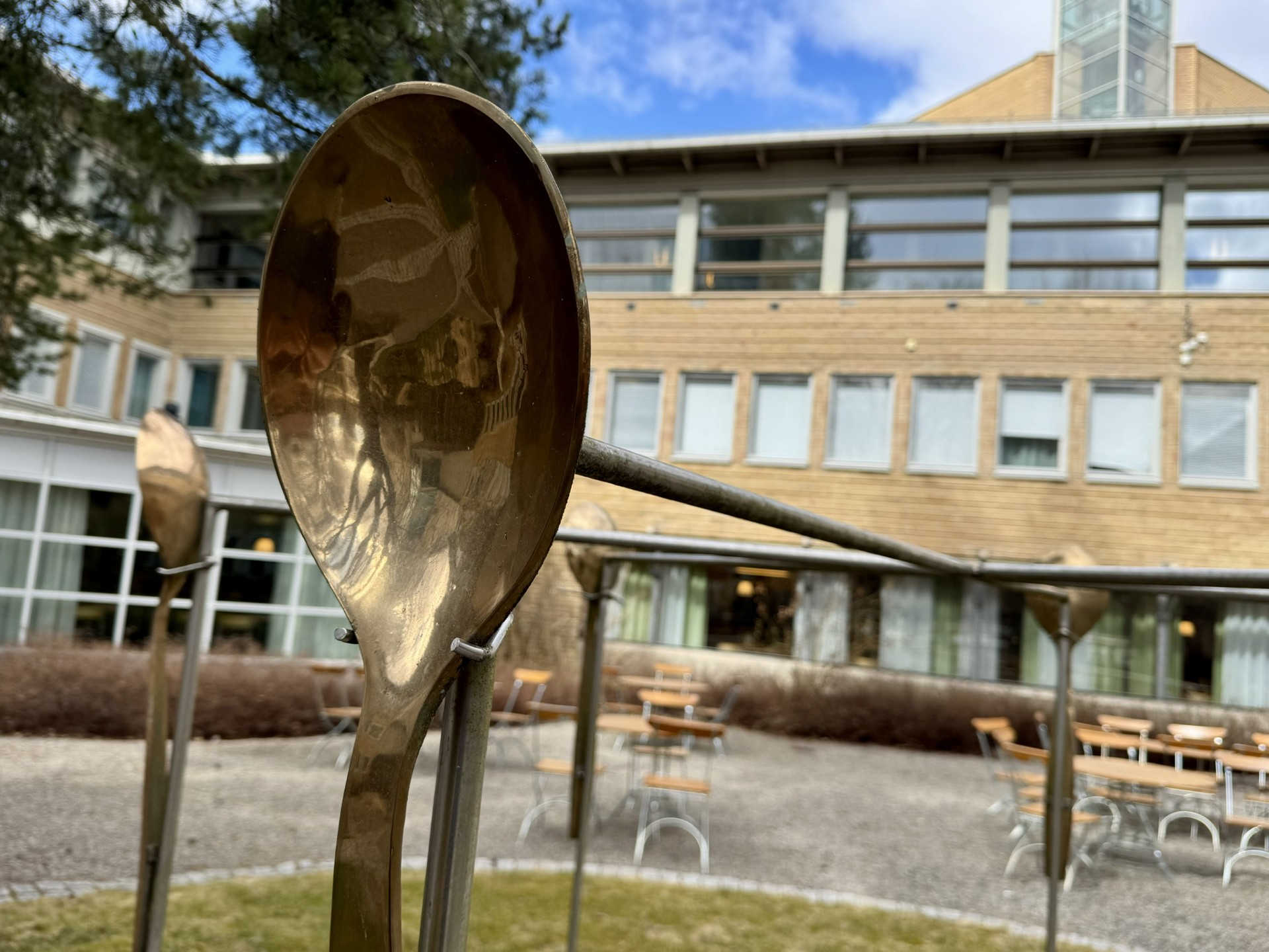 Konstverk med skedar vid Förvaltningshuset, Umeå universitet.
